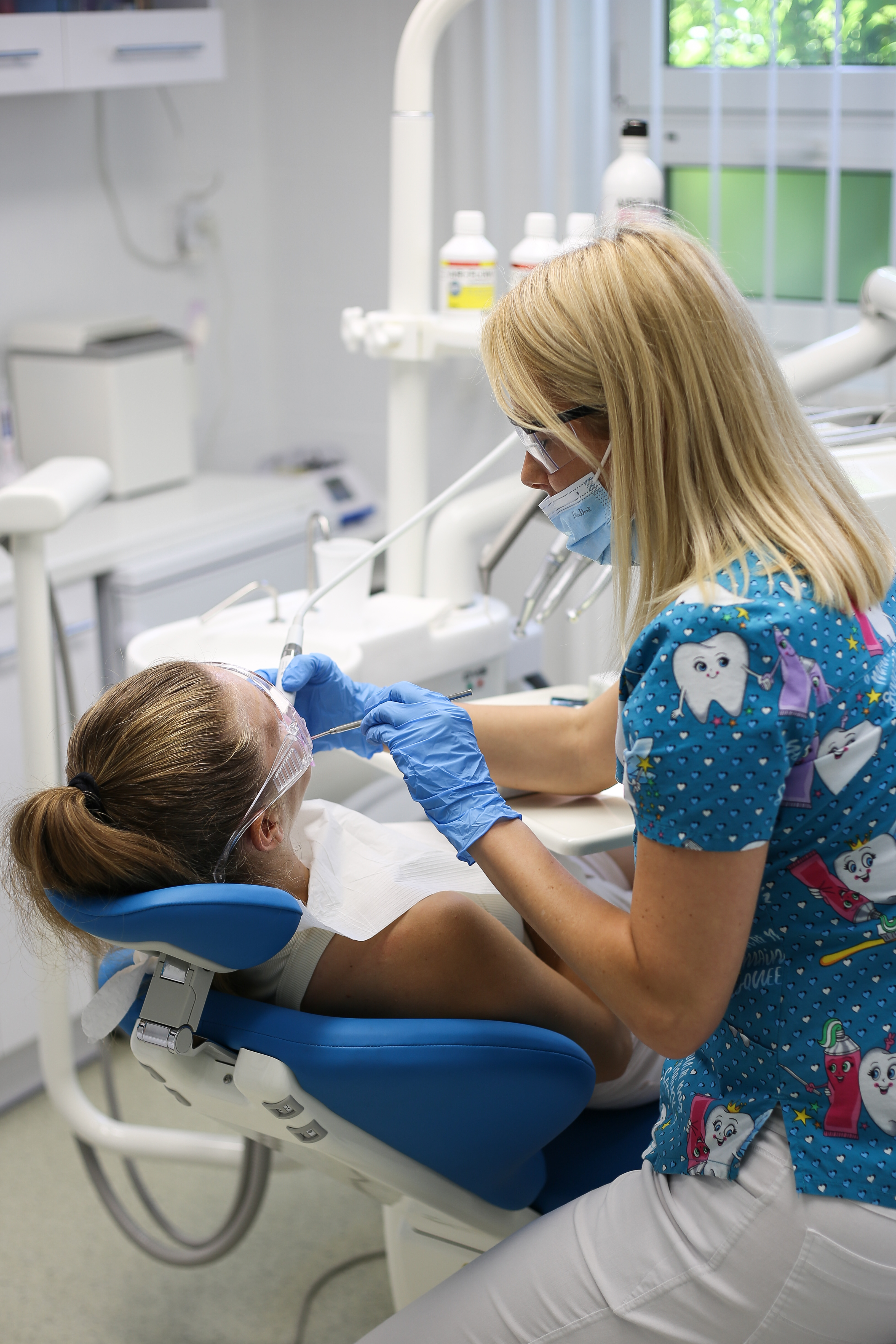Professzionális dentálhigiéniai kezelés rendelői környezetben